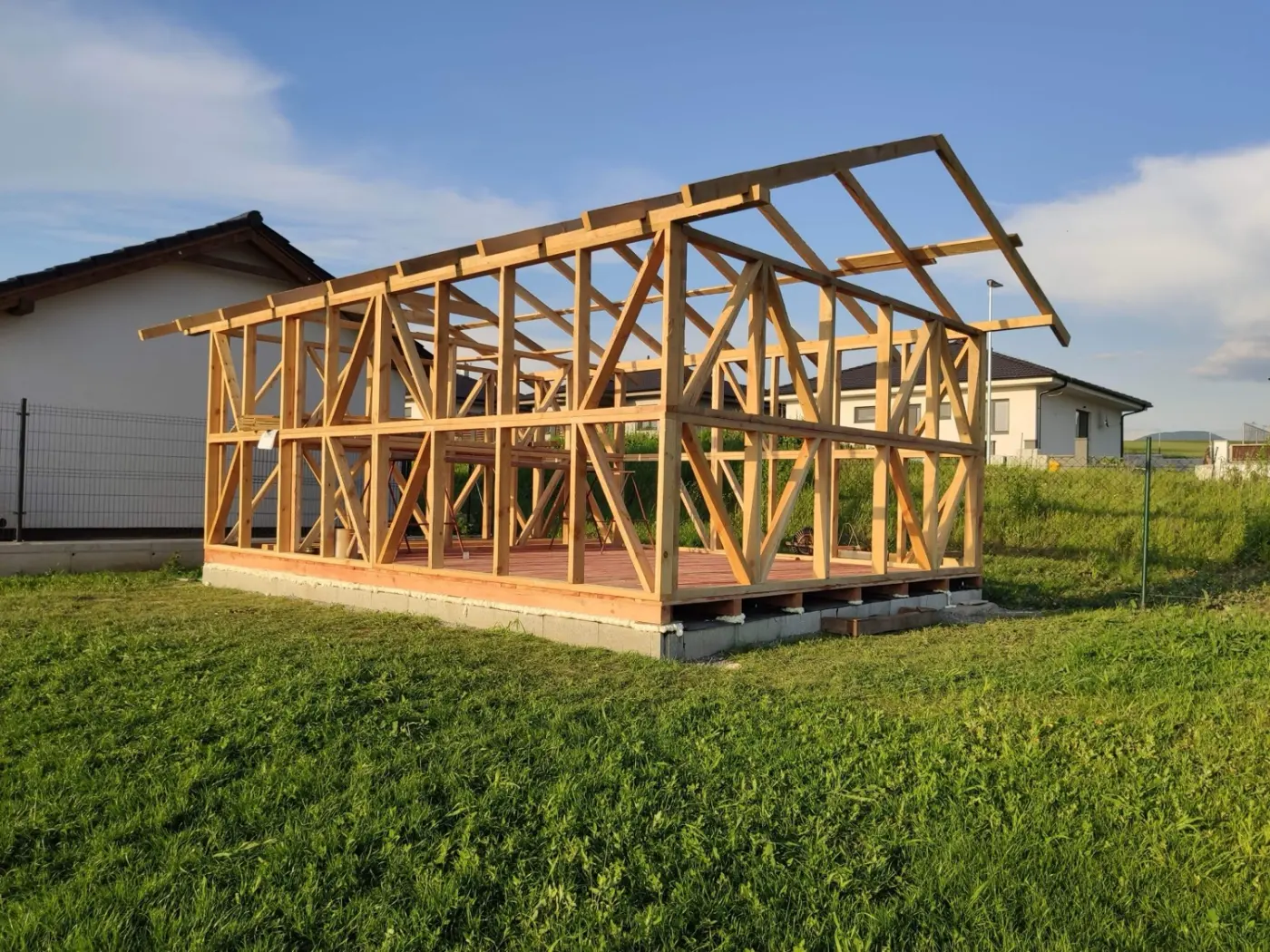 Drevená konštrukcia 600 × 400 cm od RK-WOOD postavená na pozemku zákazníka