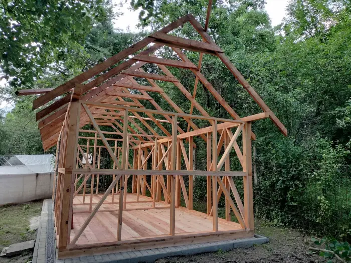 Konštrukcia 800 × 400 cm s vysokou sedlovou strechou