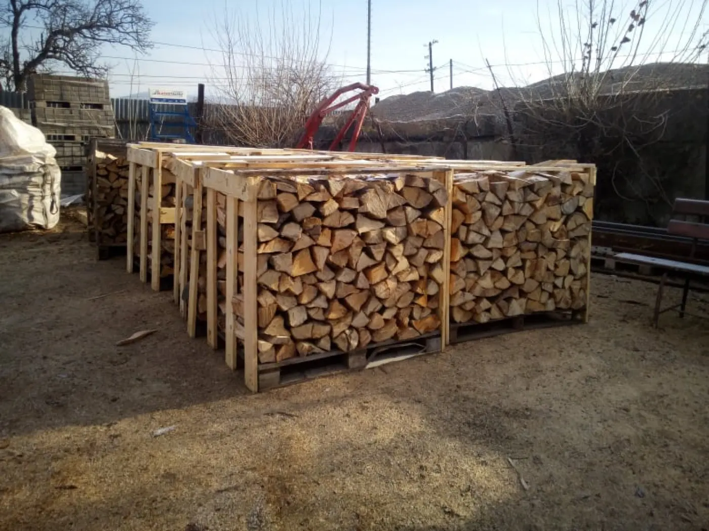 Palety naštiepaného palivového dreva na dvore RK-WOOD v Čani