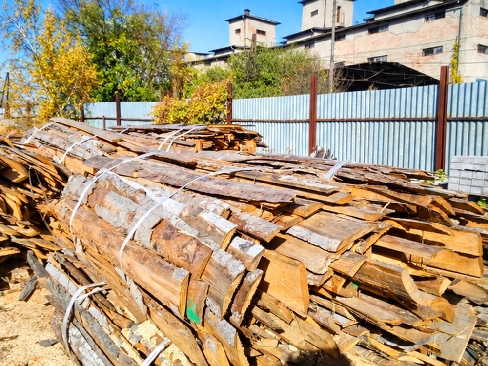 Viazané balíky krajín a odrezkov uložené na dvore píly RK-WOOD