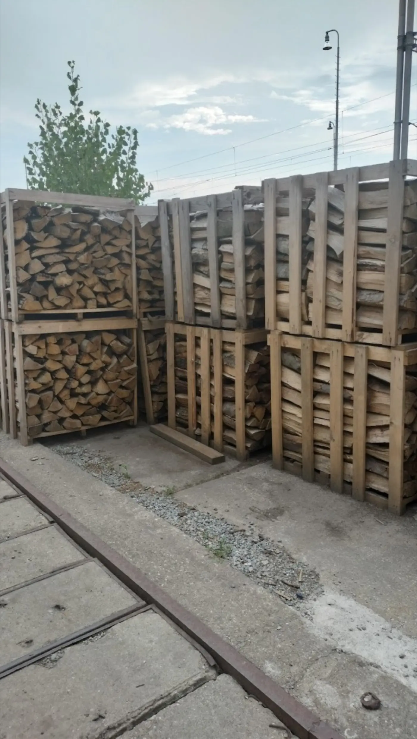 Palety uložené v dvoch radoch nad sebou