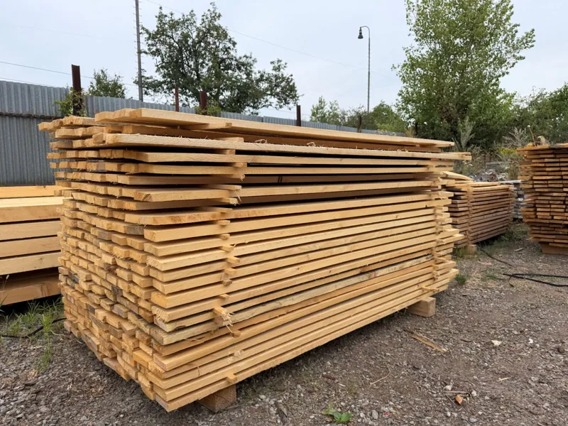 Naskladané dosky s dĺžkou 2 m na dvore RK-WOOD v Čani